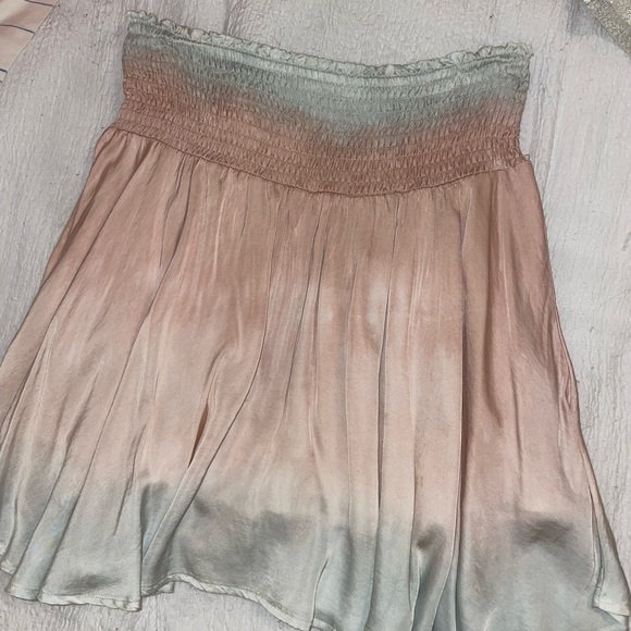 two toned silky skirt with shorts underneath. Very flowy and light material - Picture 2 of 4